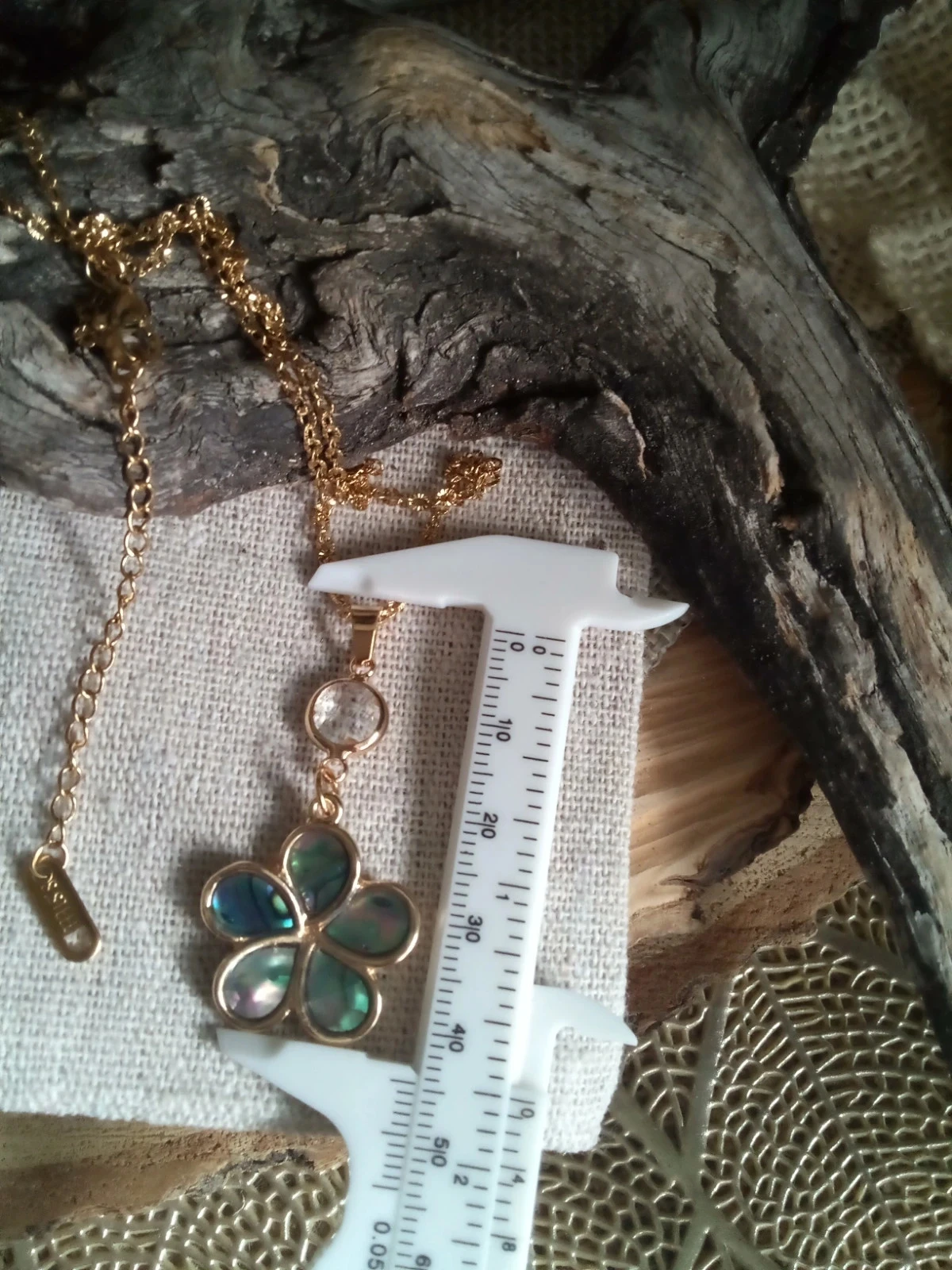 Collier fleur en ormeaux et connecteur en cristal de roche – photo 3